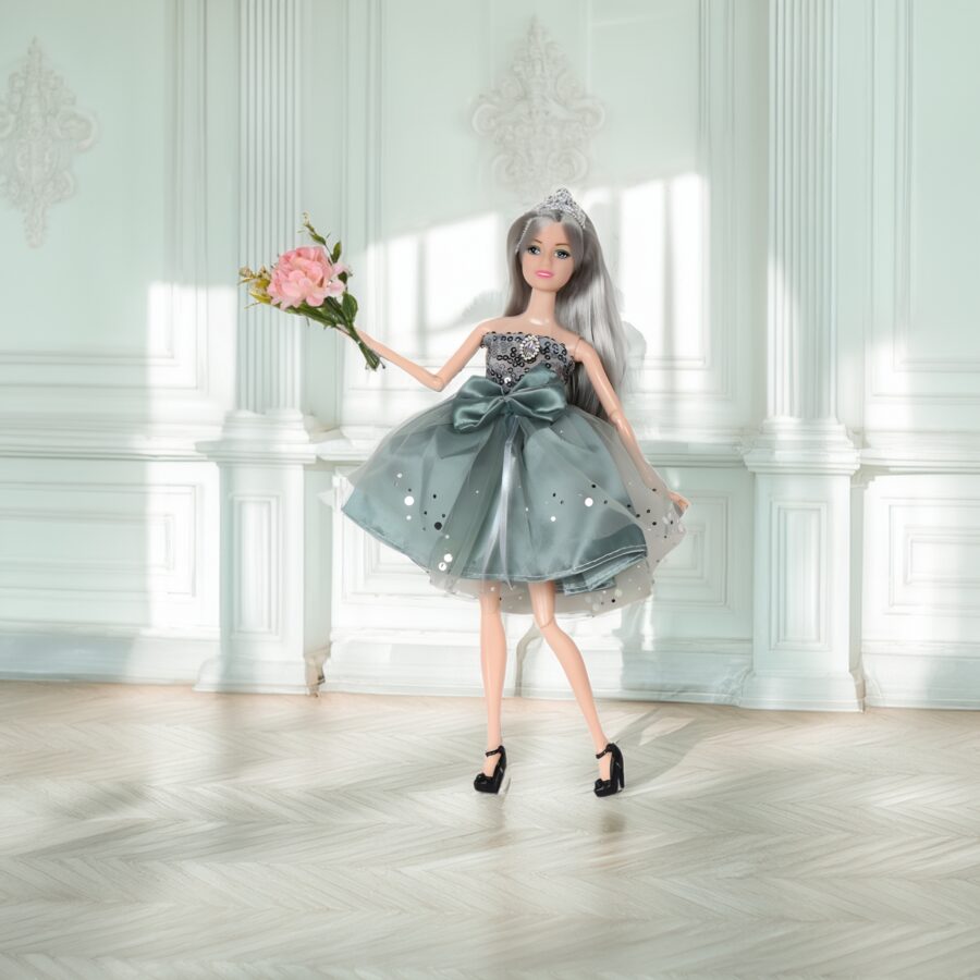 WOOPIE ROYAL Lalka Emi w Eleganckiej Sukni Tiulowej z Kokardą i Bukietem