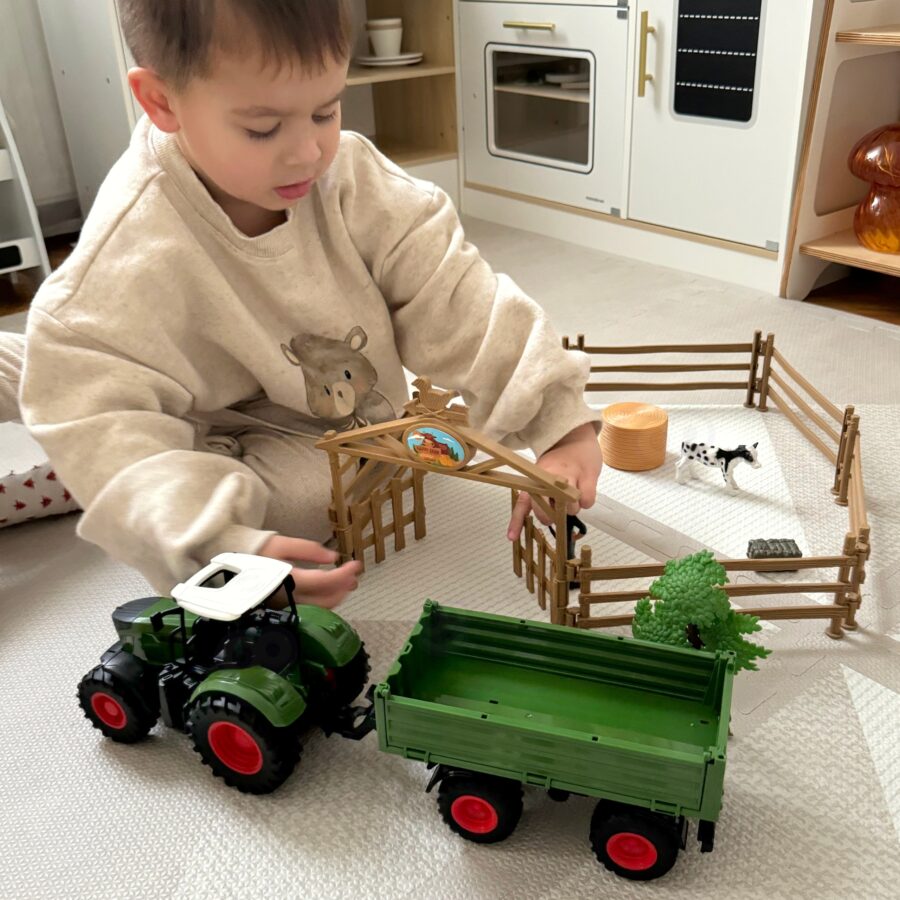 WOOPIE Zestaw Mini Farma Traktor Zwierzęta Osada Farma Rolnik 1:24