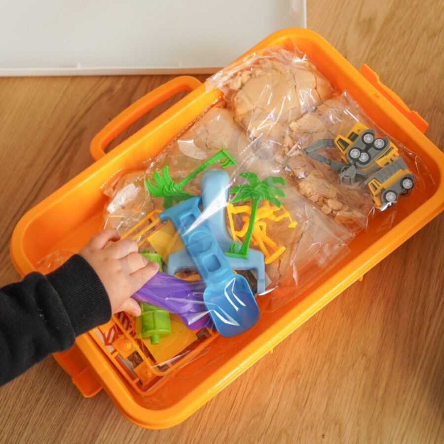 WOOPIE Piasek Kinetyczny 1,5 kg Zestaw XXL Plac Budowy Stolik z Foremkami i Pojazdami